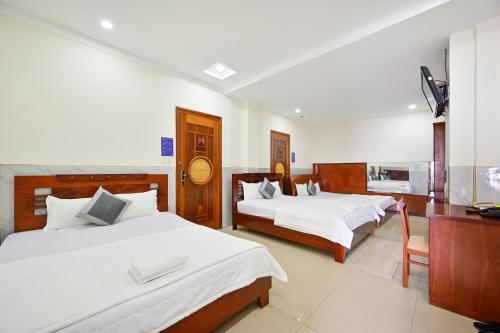 Postel nebo postele na pokoji v ubytování An Binh 2 hotel near Dam Sen Park