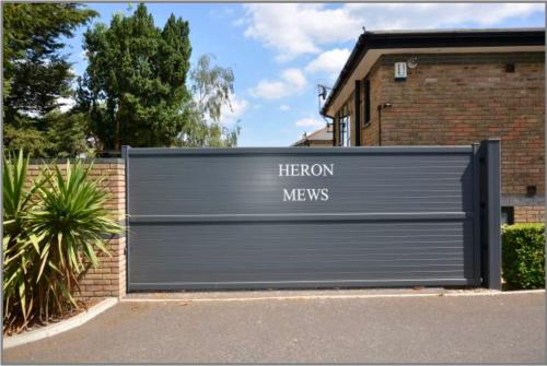 una puerta de garaje con las palabras "Hero News" escritas en ella en Modern and cozy 2-guest flat with gated parking en Kingston upon Thames