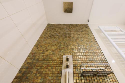 Stevan Apartment في براغ: أرضية من البلاط في حمام مع أرضية من البلاط