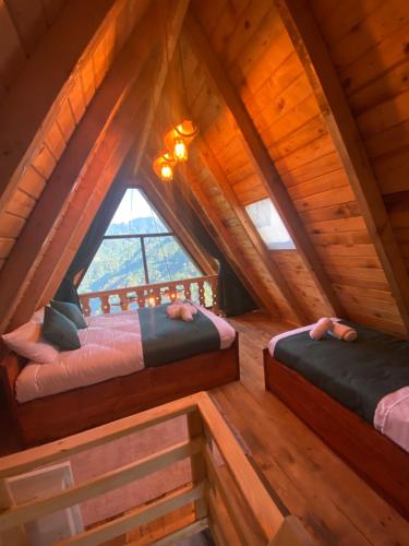 dwa łóżka w pokoju na drzewie w obiekcie Giyona Bungalov w mieście Rize