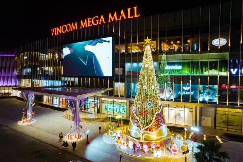 a christmasmas tree in the middle of a building at Vinhomes Ocean Park Gia Lam by QMP in Hanoi