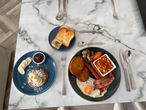 una mesa con dos platos de desayuno en Sky Roof Apartments, en Bielsko-Biala