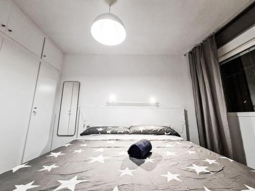 Lujoso piso en Plaza de Toros في مورسية: غرفة نوم عليها سرير نجوم