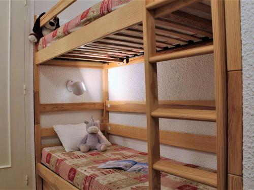 Ένα ή περισσότερα κρεβάτια σε δωμάτιο στο Studio cosy pour 4 à Risoul 1850, au pied des pistes, balcon ouest, 2 étoiles - FR-1-330-174