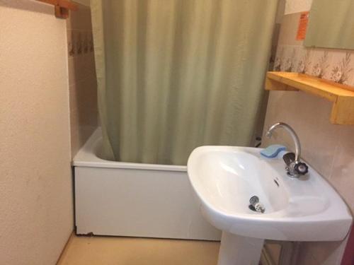 Appartement Risoul, 2 pièces, 4 personnes - FR-1-330-182にあるバスルーム