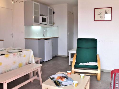 Appartement Risoul, 2 pièces, 6 personnes - FR-1-330-152にあるシーティングエリア