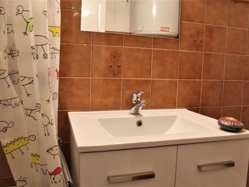 une salle de bain avec un lavabo et un rideau de douche dans l'établissement Studio cabine calme, 4 pers, pied des pistes - Risoul 1850 - FR-1-330-194, à Risoul
