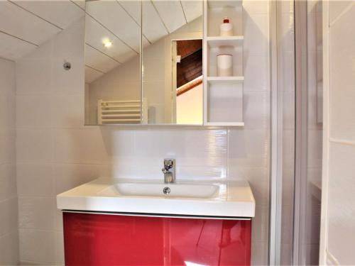 リスルにあるAppartement Risoul, 2 pièces, 6 personnes - FR-1-330-152のバスルーム(赤い洗面台、鏡付)