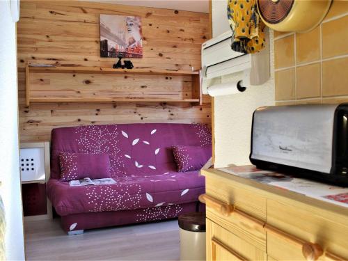 - un salon avec un canapé violet dans l'établissement Studio cabine au calme, pieds des pistes, 4 couchages - Risoul 1850 - FR-1-330-234, à Risoul