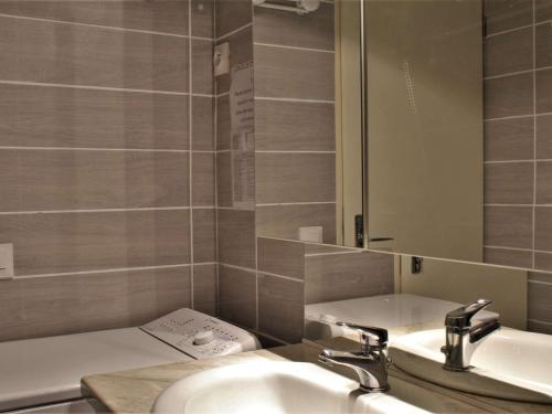 リスルにあるAppartement Risoul, 1 pièce, 4 personnes - FR-1-330-234のバスルーム(洗面台、トイレ、鏡付)