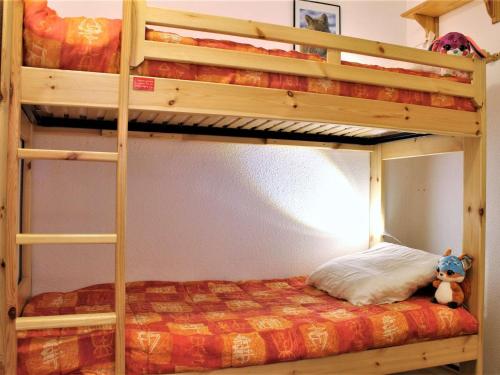 a bedroom with two bunk beds with a teddy bear at Appartement cosy avec 5 couchages, centre de station Risoul 1850, proche remontées et commerces - FR-1-330-162 in Risoul