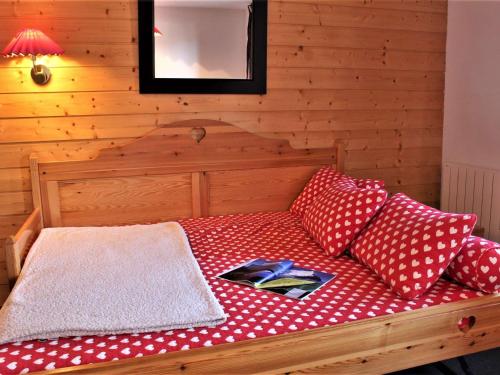 リスルにあるAppartement Risoul, 1 pièce, 3 personnes - FR-1-330-238の赤い水玉枕付きのベッド1台