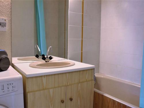 a bathroom with a sink and a bath tub at Appartement Risoul, 2 pièces, 6 personnes - FR-1-330-209 in Risoul