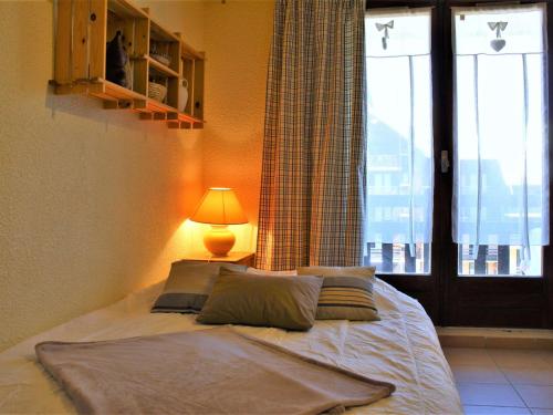 Кровать или кровати в номере Appartement Risoul, 1 pièce, 4 personnes - FR-1-330-168