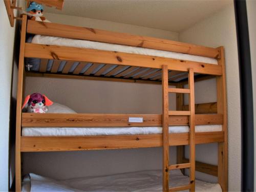 Litera con 2 literas en una habitación en Appartement cosy à Risoul 1850 - 4 couchages, proche remontées mécaniques et commerces - FR-1-330-220, en Risoul