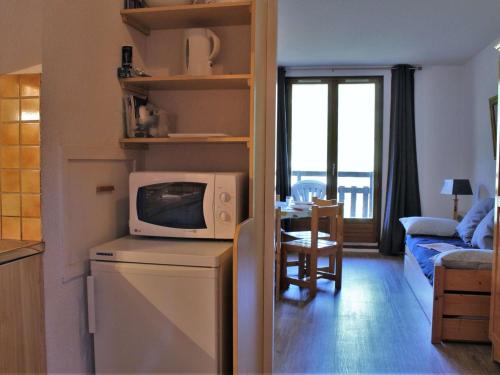 Appartement Risoul, 3 pièces, 6 personnes - FR-1-330-241にあるテレビまたはエンターテインメントセンター