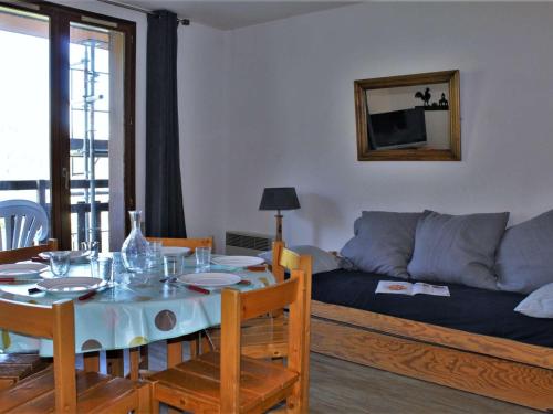 un salon avec une table et un canapé dans l'établissement Appartement 3 pièces à Risoul 1850 avec balcon et animaux admis - FR-1-330-241, à Risoul