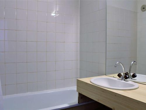 une salle de bain avec un lavabo et une baignoire dans l'établissement Appartement 3 pièces à Risoul 1850 avec balcon et animaux admis - FR-1-330-241, à Risoul