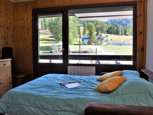 a bedroom with a bed and a large window at Appartement 2 Pièces 6 Couchages, Pied de Pistes, Exposé Sud, Animaux Admis - FR-1-330-214 in Risoul
