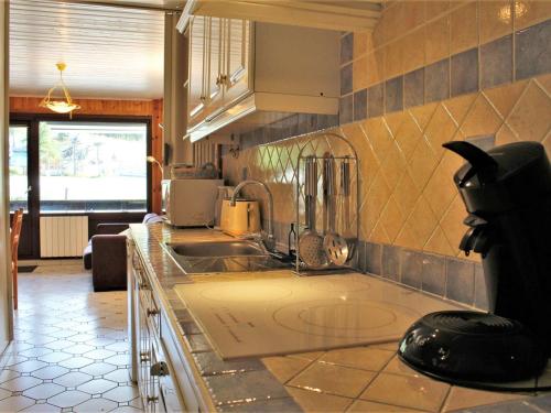 une cuisine avec un évier et un plan de travail dans l'établissement Appartement 2 Pièces 6 Couchages, Pied de Pistes, Exposé Sud, Animaux Admis - FR-1-330-214, à Risoul