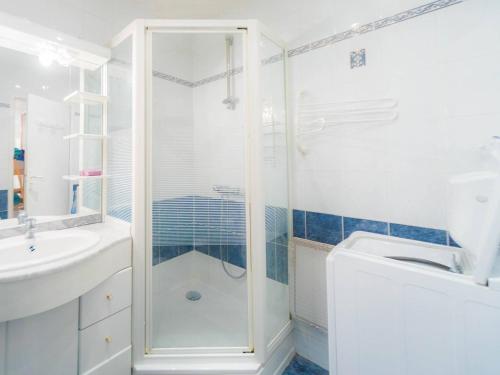 里蘇的住宿－Appartement Risoul, 2 pièces, 6 personnes - FR-1-330-214，带淋浴和盥洗盆的浴室