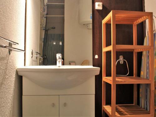 リスルにあるAppartement Risoul, 1 pièce, 4 personnes - FR-1-330-221のバスルーム(白い洗面台、鏡付)