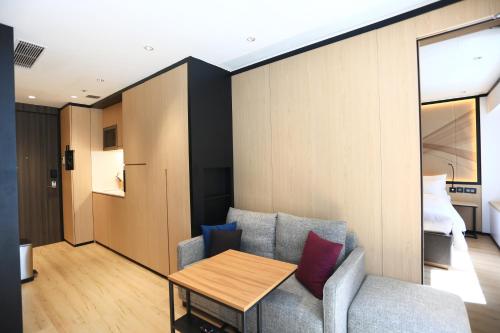 Istumisnurk majutusasutuses CM+ Hotels and Serviced Apartments