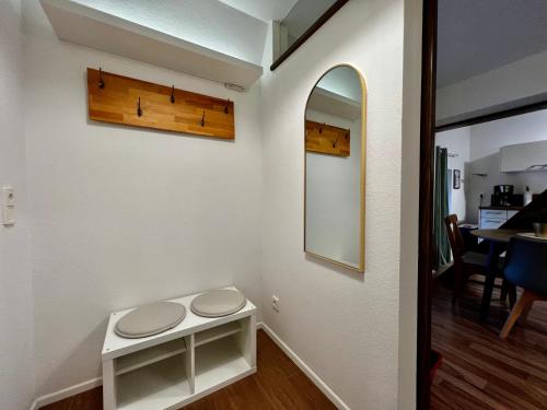 La salle de bains est pourvue de toilettes murales. dans l'établissement Modernes Apartment mit besonderem Charme - 1A Guesthouse, 