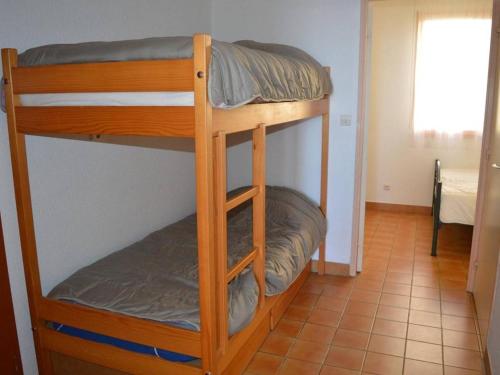 a couple of bunk beds in a room at Appartement Cerbère, 3 pièces, 6 personnes - FR-1-225C-430 in Cerbère
