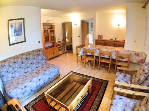 un salon avec un canapé et une table dans l'établissement Appartement 3 Chambres avec Coin Montagne, 8 Couchages, 400m des Pistes - Vars Les Claux - FR-1-330B-15, à Vars