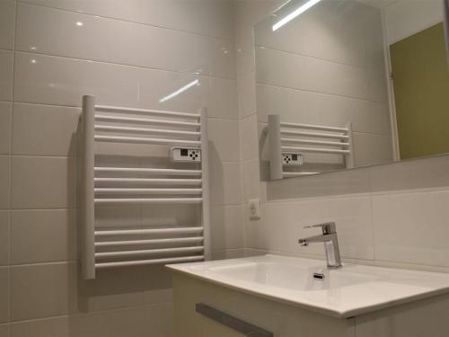 y baño con lavabo y espejo. en Appartement Vars, 1 pièce, 6 personnes - FR-1-330B-29 en Vars