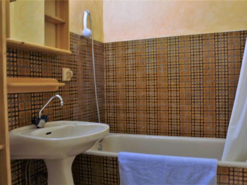 a bathroom with a sink and a bath tub at Appartement Risoul, 1 pièce, 4 personnes - FR-1-330-88 in Risoul