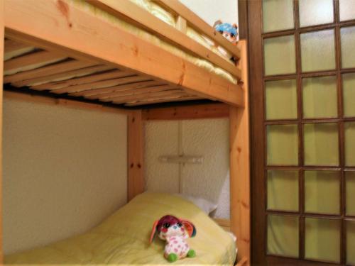 Ένα ή περισσότερα κρεβάτια σε δωμάτιο στο Studio coin montagne au pied des pistes - 4 couchages - Risoul 1850 - FR-1-330-88