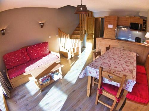 un salon avec une table et un canapé dans l'établissement Duplex Montagnard avec Piscine, Parking et Proche Pistes - 6 Couchages, Vars Les Claux - FR-1-330B-18, à Vars