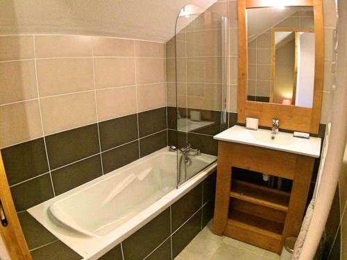 une salle de bain avec une baignoire et un lavabo dans l'établissement Duplex Montagnard avec Piscine, Parking et Proche Pistes - 6 Couchages, Vars Les Claux - FR-1-330B-18, à Vars
