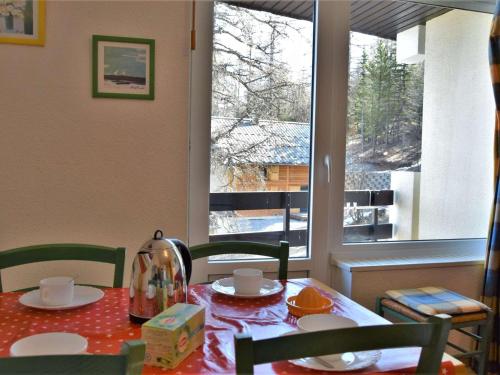 d'une table, de chaises et d'une fenêtre. dans l'établissement Studio 4 pers au pied des pistes à Risoul 1850 avec parking gratuit et casier à ski - FR-1-330-57, à Risoul