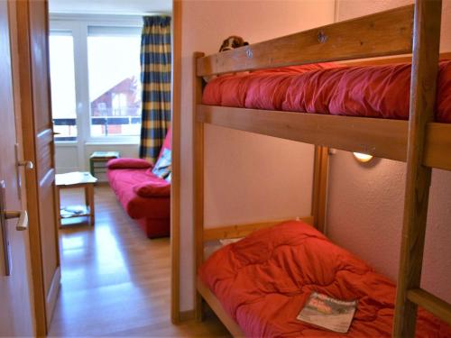 a room with two bunk beds and a couch at Appartement Risoul, 1 pièce, 4 personnes - FR-1-330-57 in Risoul