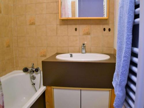 a bathroom with a sink and a bath tub at Appartement Risoul, 1 pièce, 4 personnes - FR-1-330-57 in Risoul