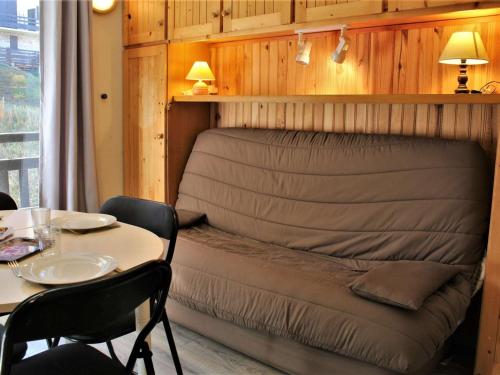 - un lit dans une petite maison avec une table et des chaises dans l'établissement Studio Cabine 4 Pers, Pied de Piste, Centre Station - FR-1-330-86, à Risoul