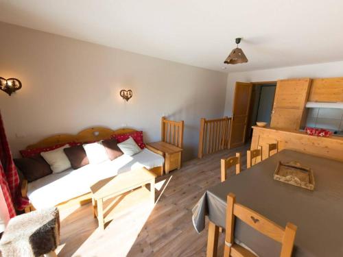 - un salon avec un lit et une table à manger dans l'établissement Appartement Duplex 4 Pièces avec Piscine - 6 Couchages, Proche Pistes - Vars Les Claux - FR-1-330B-31, à Vars