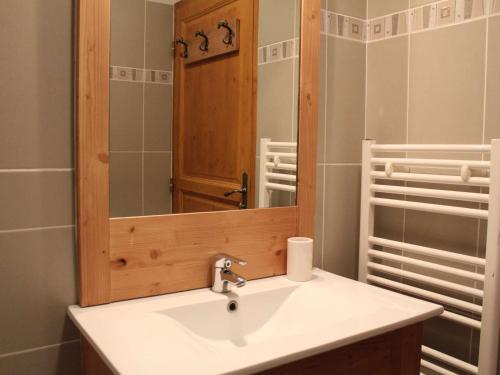 une salle de bain avec un lavabo et un miroir dans l'établissement Appartement Duplex 4 Pièces avec Piscine - 6 Couchages, Proche Pistes - Vars Les Claux - FR-1-330B-31, à Vars