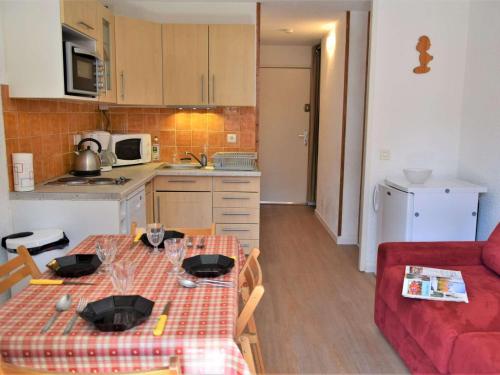 Appartement Risoul, 1 pièce, 4 personnes - FR-1-330-92にあるキッチンまたは簡易キッチン