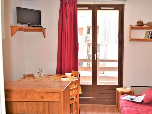Appartement Risoul, 1 pièce, 4 personnes - FR-1-330-123にあるテレビまたはエンターテインメントセンター