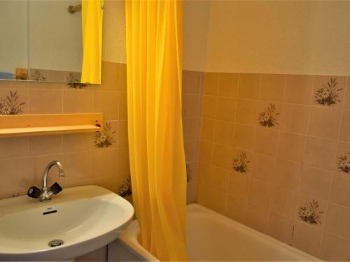 a bathroom with a sink and a shower curtain at Studio 4 pers proche remontées, commerces, animaux admis - Risoul 1850 - FR-1-330-123 in Risoul