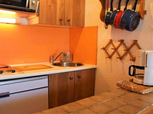 une cuisine avec un évier et un plan de travail dans l'établissement Studio cosy à Vars avec balcon, proche pistes et commerces, parking inclus - FR-1-330B-38, à Vars