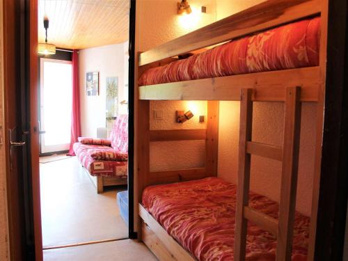 1 dormitorio con 2 literas y sala de estar en Appartement Vars, 1 pièce, 4 personnes - FR-1-330B-38 en Vars