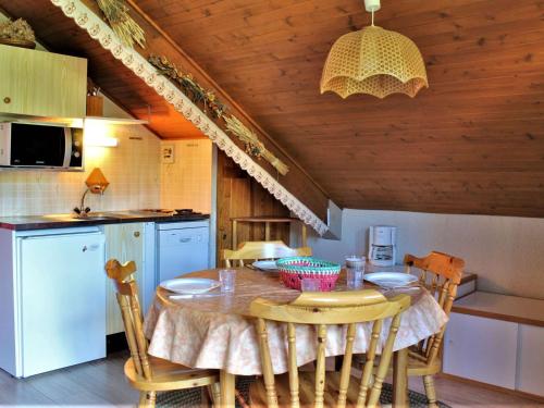 Il dispose d'une cuisine avec une table et des chaises. dans l'établissement Studio 4 pers avec balcon - Animaux admis - Parking gratuit - FR-1-330-131, à Risoul
