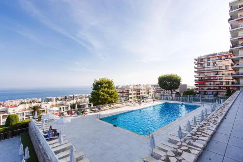 une piscine sur le toit d'un immeuble dans l'établissement LE SIRIUS AP4314 By Riviera Holiday Homes, à Nice