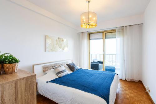 une chambre avec un lit avec une couverture bleue dans l'établissement LE SIRIUS AP4314 By Riviera Holiday Homes, à Nice
