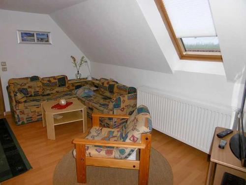 sala de estar con sofá y mesa en Rügen Fewo 38 en Dreschvitz